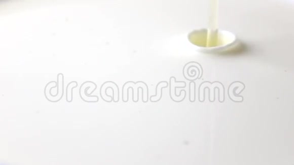 鸡蛋落入牛奶中的超慢动作视频视频的预览图