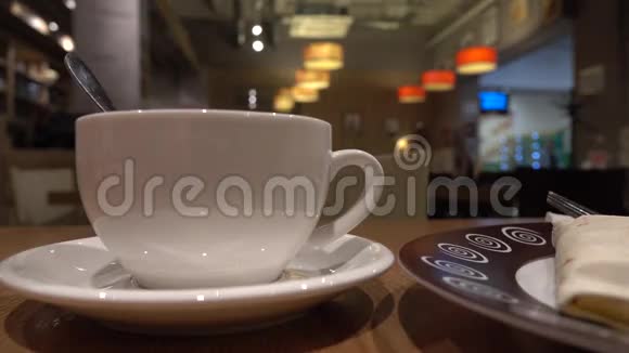 在咖啡馆里用茶壶倒茶4K近距离射击视频的预览图