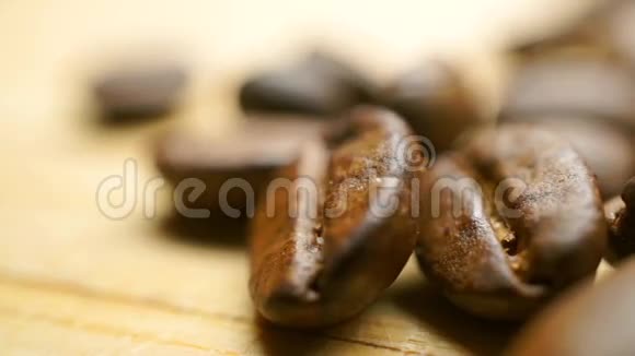 一堆烤咖啡豆放在轻木桌上浅焦点大平底锅拍摄视频的预览图