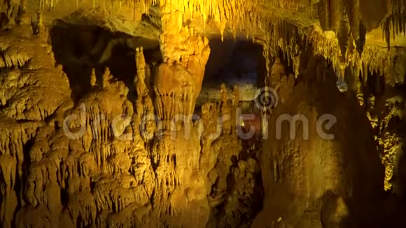 洞穴中的石笋和石笋视频的预览图