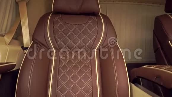 豪华棕色皮车座椅倾斜近距离拍摄视频的预览图