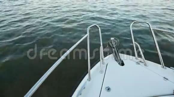 从游艇或船的鼻子看游艇穿越海洋视频的预览图
