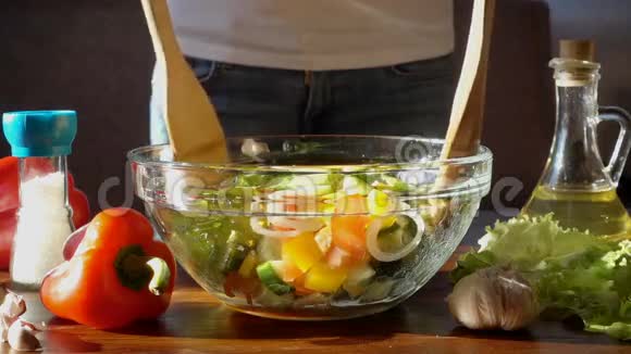 厨房里的女人混合健康沙拉慢动作高清视频视频的预览图