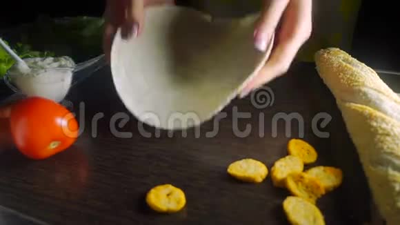 业余女厨师制作凯撒鸡卷关闭视频视频的预览图