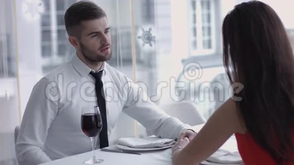 年轻人和他可爱的女士一起举杯喝酒视频的预览图