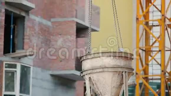 起重机用水泥吊起一个水桶视频的预览图