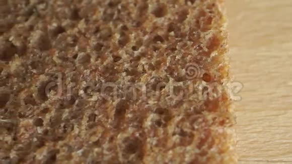 黑麦脆干烤面包大圆片视频的预览图