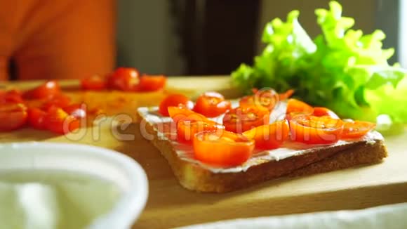 加入一些香料在三明治上放一片绿色沙拉视频的预览图