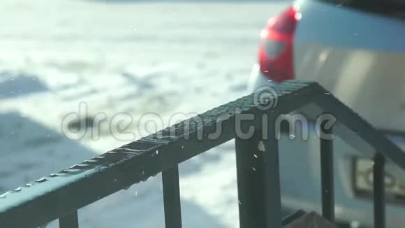 融化的雪片慢镜头近距离拍摄视频的预览图