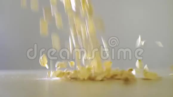 在桌子上倒入燕麦慢动作视频视频的预览图