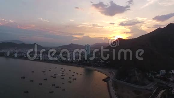 亚洲的日落以城市海洋和山脉为背景视频的预览图