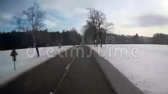 阳光明媚的冬日卡车加速行驶的画面视频的预览图