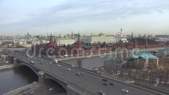 莫斯科风景克里姆林宫莫斯科河克里姆林宫附近的桥上的交通视频的预览图