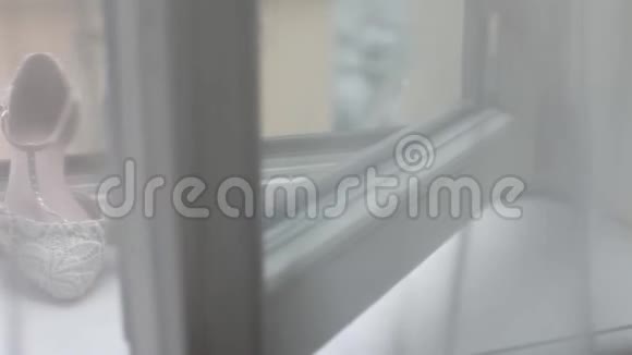 新娘婚礼漂亮的鞋子在白色的窗户上豪华的高跟鞋特写视频的预览图