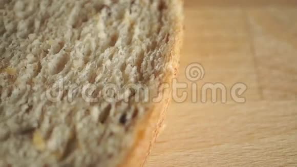 切板上的面包片视频的预览图