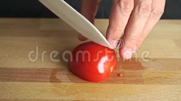 业余烹饪希腊沙拉部分的集合切红番茄视频的预览图