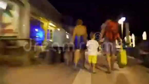 一家人夜间沿街行走过度视频的预览图