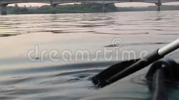 船沿河航行船桨触水引起水中的飞溅和涟漪视频的预览图