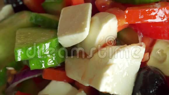 宏观视频在希腊沙拉上倒入橄榄油一套的一部分视频的预览图
