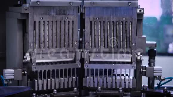 制药公司的自动生产线这台机器把胶囊装满了视频的预览图