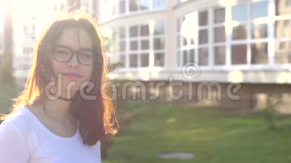 视频肖像少女戴眼镜看镜头微笑展示牙套视频的预览图