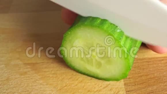 用陶瓷刀切新鲜绿色黄瓜片视频的预览图