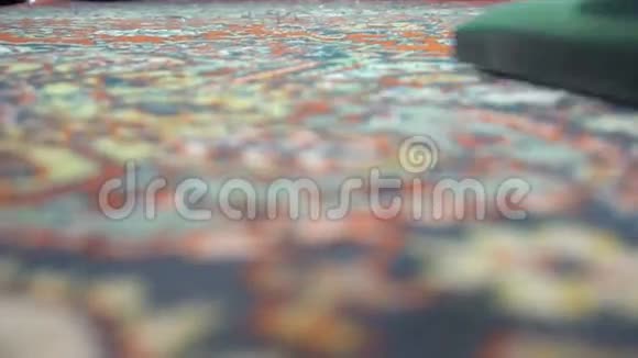 吸尘器清洁地毯一个人用吸尘器清理红地毯视频的预览图