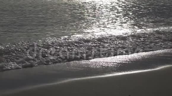 海浪温暖的海水清晨在沙滩上缓缓流动视频的预览图