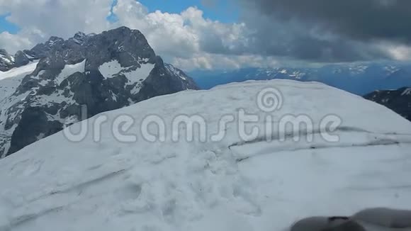 奥地利阿尔卑斯山格罗斯比斯科夫斯穆茨峰会十字路口视频的预览图