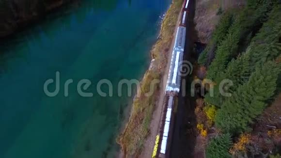 航拍列车动人的美丽景观视频的预览图