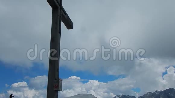 奥地利阿尔卑斯山格罗斯比斯科夫斯穆茨峰会十字路口视频的预览图