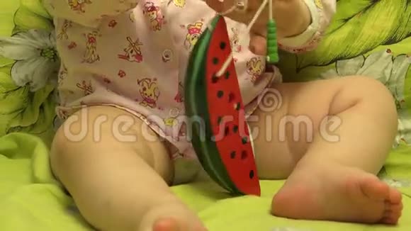 聪明的新生儿玩西瓜像玩具4K超高清超高清视频的预览图