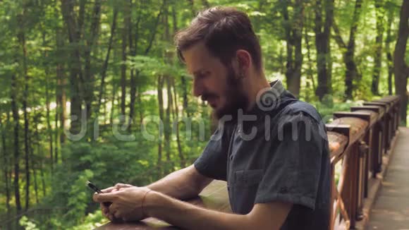 雄性在森林者的细胞上发短信视频的预览图