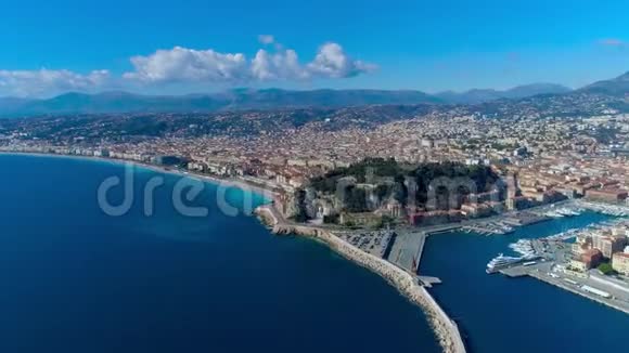 4尼斯法国长廊地中海和机场景观的高空超移法国城市时代全景视频的预览图