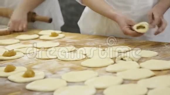 制作小麦牛角面包新鲜面包房视频的预览图