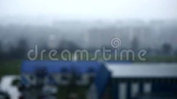 大雨落在大窗玻璃上雨滴滴滴灰色的天空外面有伦敦的房子视频的预览图