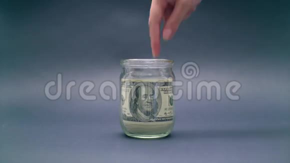 手从玻璃罐里拿钱视频的预览图
