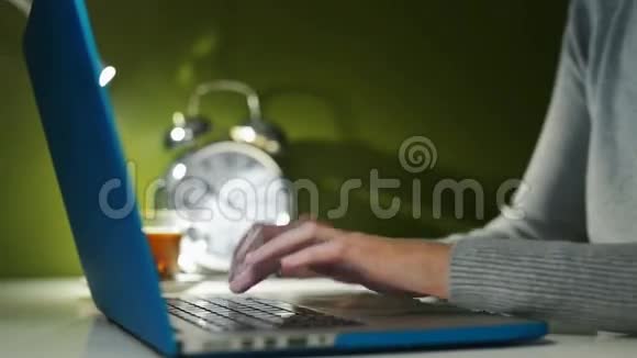 女人用手提电脑工作视频的预览图