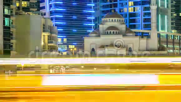 位于阿拉伯联合酋长国迪拜码头中东的现代化高层建筑塔楼和酒店中的清真寺视频的预览图
