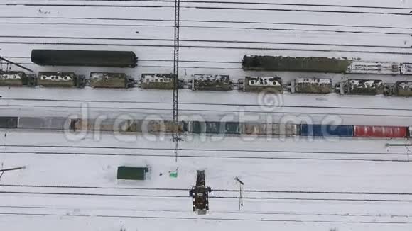 冬季火车将在火车站上行驶空中射击视频的预览图