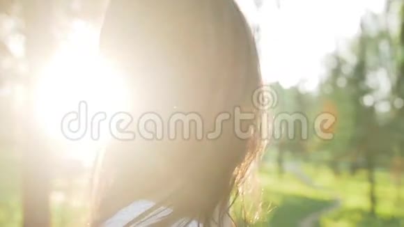 黑发女孩在日落时迎风招展视频的预览图