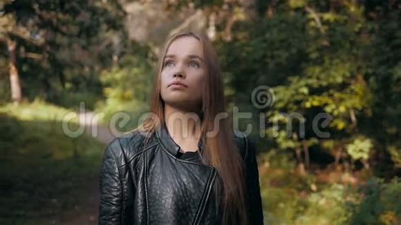 一位美丽的西班牙裔女子独自在松林中的肖像独自探险视频的预览图
