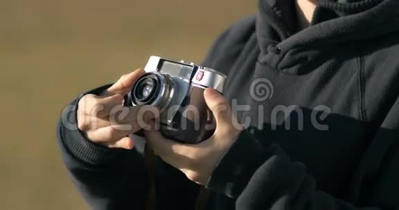 摄影女孩用旧相机拍照视频的预览图