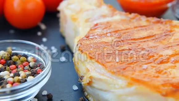 红酱大蒜樱桃番茄橄榄油胡椒和盐煮熟肉视频的预览图