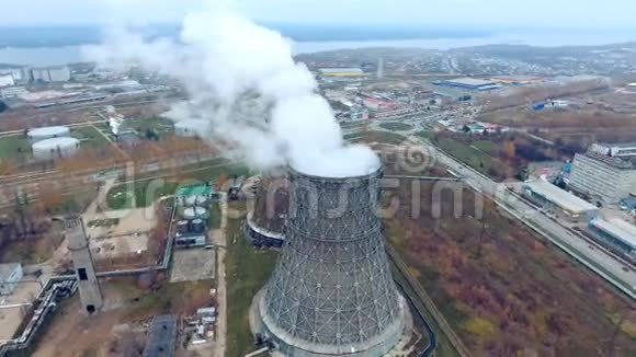 发电厂的冷却塔熏蒸视频的预览图