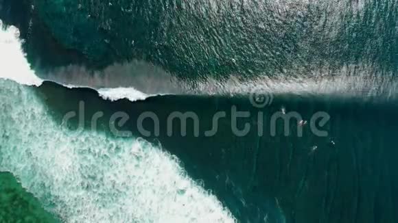 大浪冲浪的鸟瞰图海浪中的蓝色海浪视频的预览图