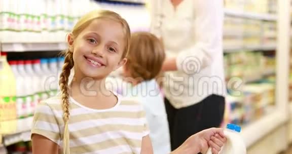 微笑的女儿拿着牛奶竖起大拇指视频的预览图