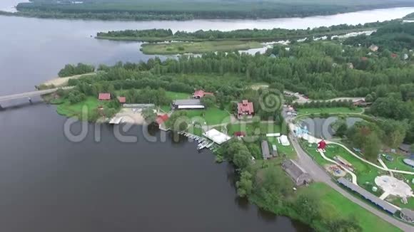 河上的乡村景色视频的预览图