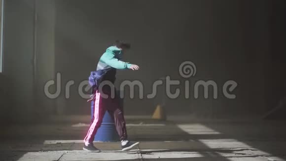 发光的霓虹灯线条现代多彩的照明年轻的亚洲嘻哈男舞者穿着在黑暗中跳舞视频的预览图