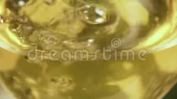 慢动作黄色饮料倒入玻璃特写视频的预览图